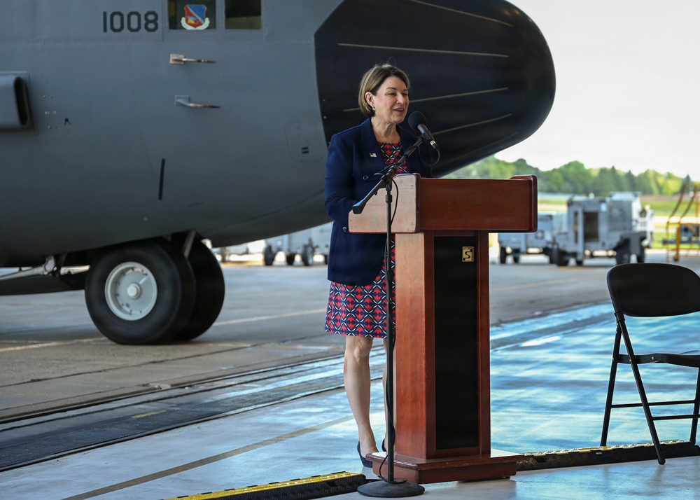 Minnesota U.S. Senators Visit the Minneapolis-St. Paul Air Reserves Station