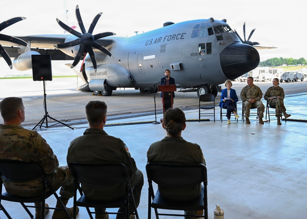 Minnesota U.S. Senators Visit the Minneapolis-St. Paul Air Reserves Station