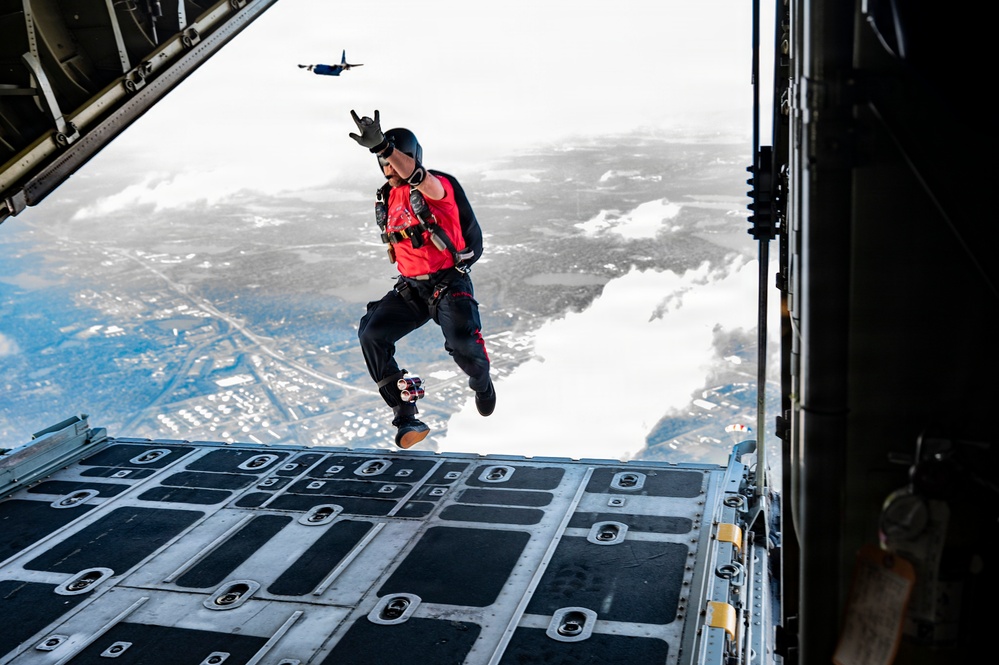 Patriot Parachute Team Perform at University