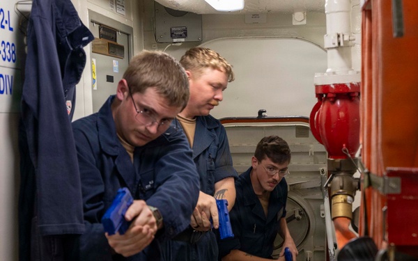USS Michael Murphy Sailors Practice Clearing Rooms During SRF