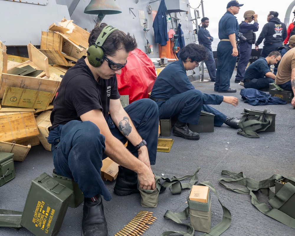 USS Michael Murphy conduct live-fire exercise
