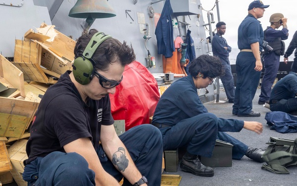 USS Michael Murphy conduct live-fire exercise