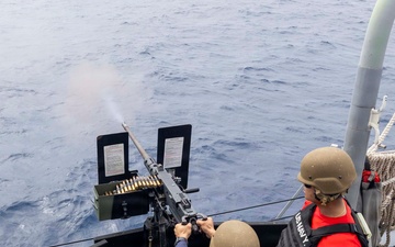 USS Michael Murphy conduct live-fire exercise
