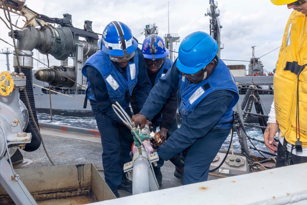 USS Michael Murphy Conducts RAS with USNS Yukon