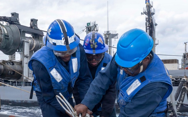 USS Michael Murphy Conducts RAS with USNS Yukon