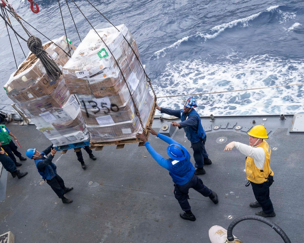 USS Michael Murphy Conducts RAS with USNS Yukon