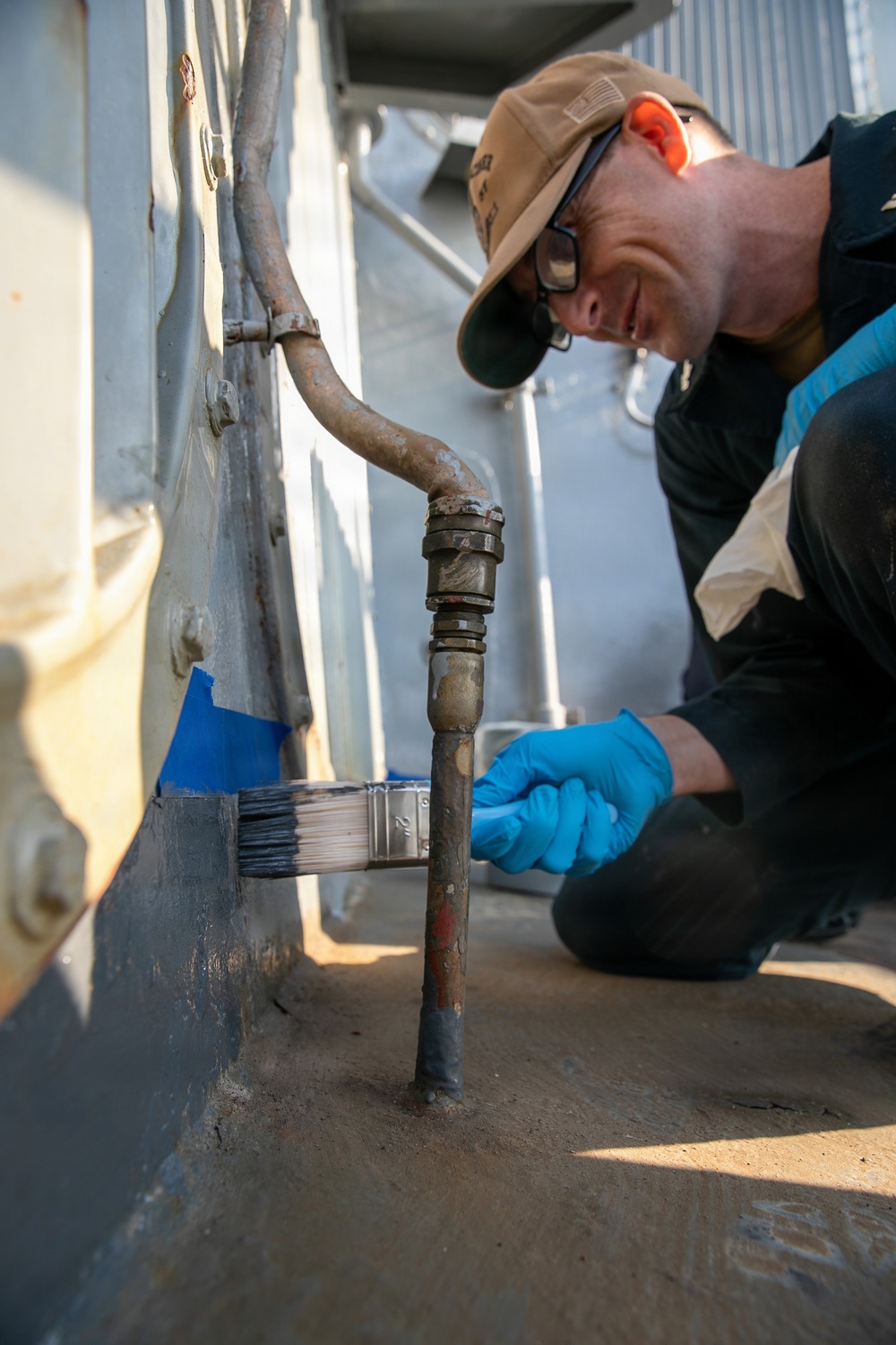 USS Mitscher (DDG 57) Sailor paints bulkhead