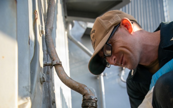 USS Mitscher (DDG 57) Sailor paints bulkhead