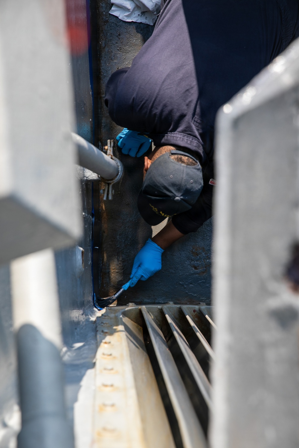 USS Mitscher (DDG 57) Sailor paints bulkhead