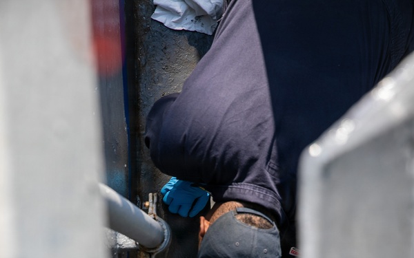 USS Mitscher (DDG 57) Sailor paints bulkhead