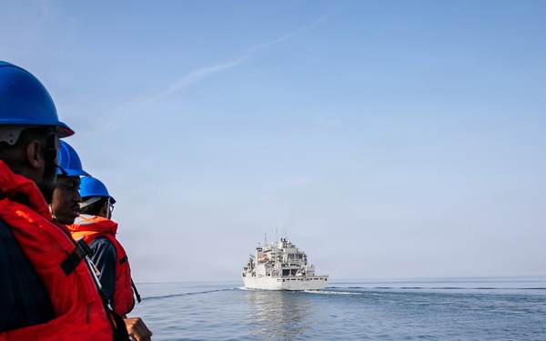 USS Mitscher (DDG 57) conducts RAS with USNS Carl Brashear (T-AKE 7)