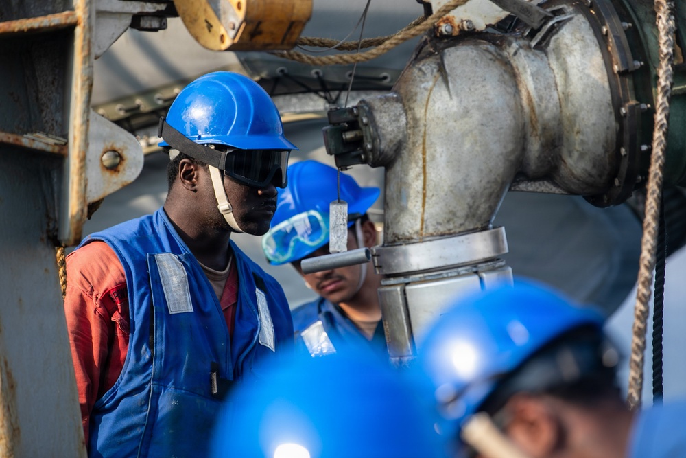 USS Mitscher (DDG 57) conducts RAS with USNS Carl Brashear (T-AKE 7)