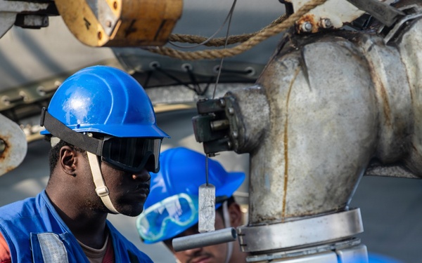 USS Mitscher (DDG 57) conducts RAS with USNS Carl Brashear (T-AKE 7)