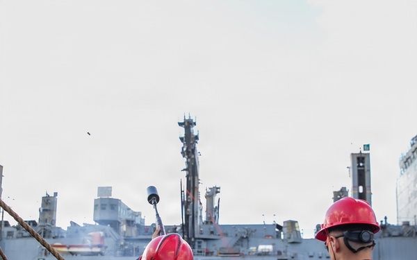 USS Mitscher (DDG 57) conducts RAS with USNS Carl Brashear (T-AKE 7)