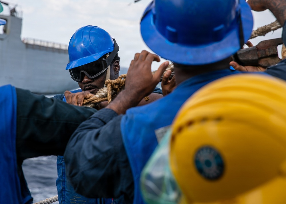 USS Mitscher (DDG 57) conducts RAS with USNS Carl Brashear (T-AKE 7)