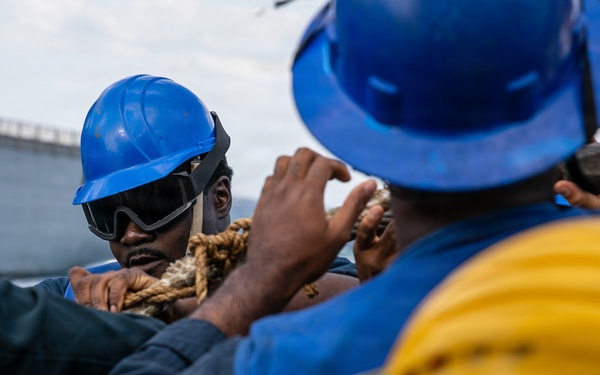 USS Mitscher (DDG 57) conducts RAS with USNS Carl Brashear (T-AKE 7)
