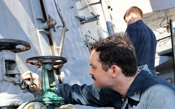 USS Roosevelt (DDG 80) Conducts Fresh Water Wash Down in the Arabian Gulf