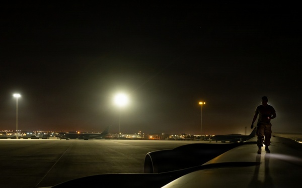 Stratotankers refuel Thunderbolts