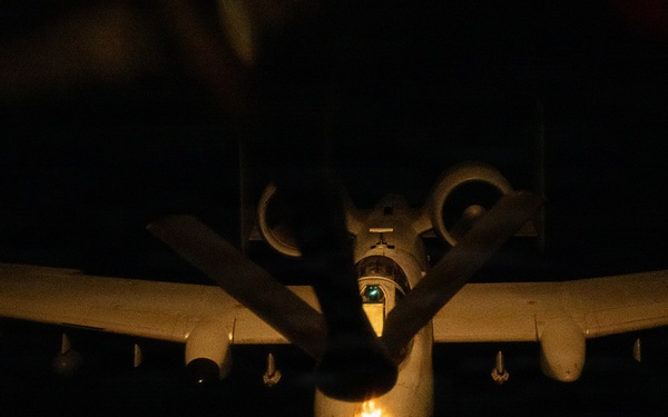 Stratotankers refuel Thunderbolts