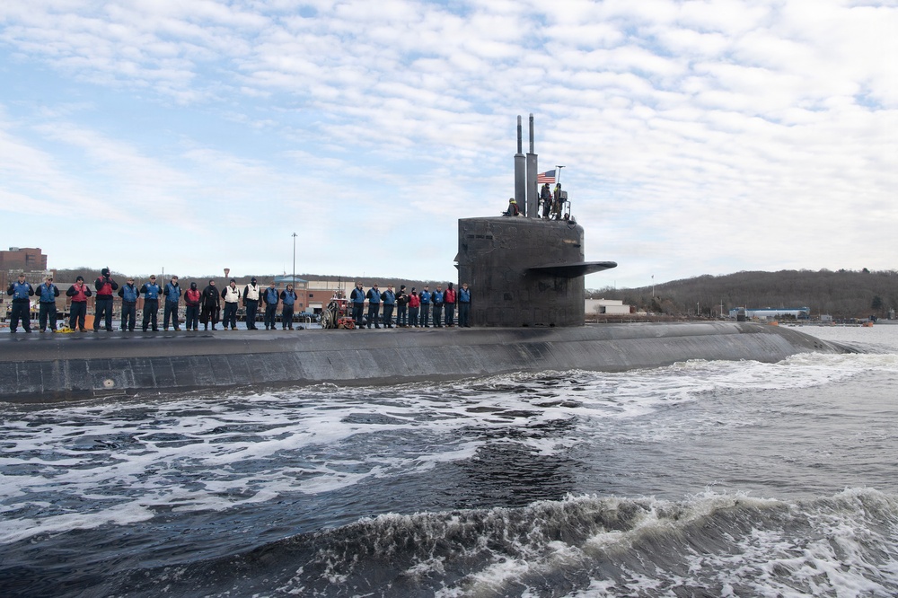 USS Newport News (SSN 750) Departs