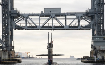 USS Newport News (SSN 750) Departs