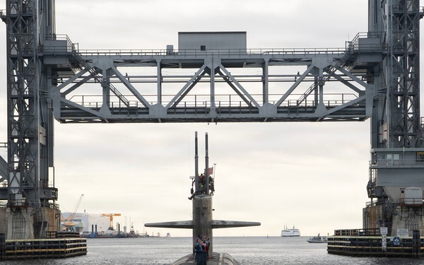USS Newport News (SSN 750) Departs