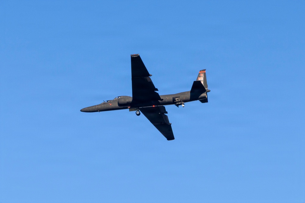 TU-2S performs Touch-and-Goes at Beale AFB