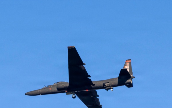 TU-2S performs Touch-and-Goes at Beale AFB