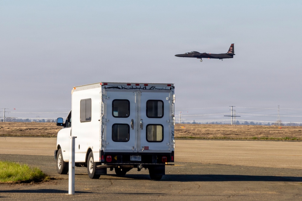 U-2 Dragon Lady performs Touch 'n Go's at Beale AFB