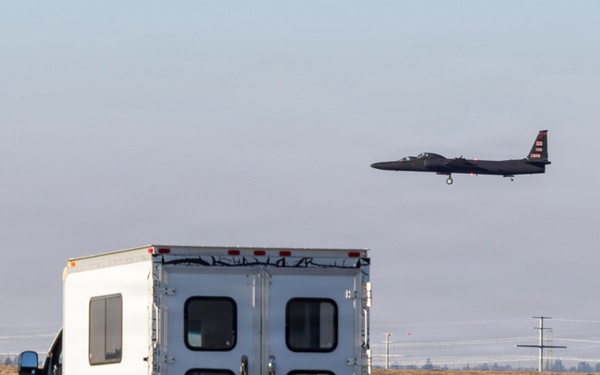 U-2 Dragon Lady performs Touch 'n Go's at Beale AFB