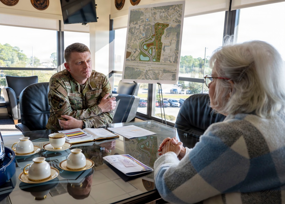 1 SOW commander, Okaloosa County Commissioner forge relationship for future collaboration