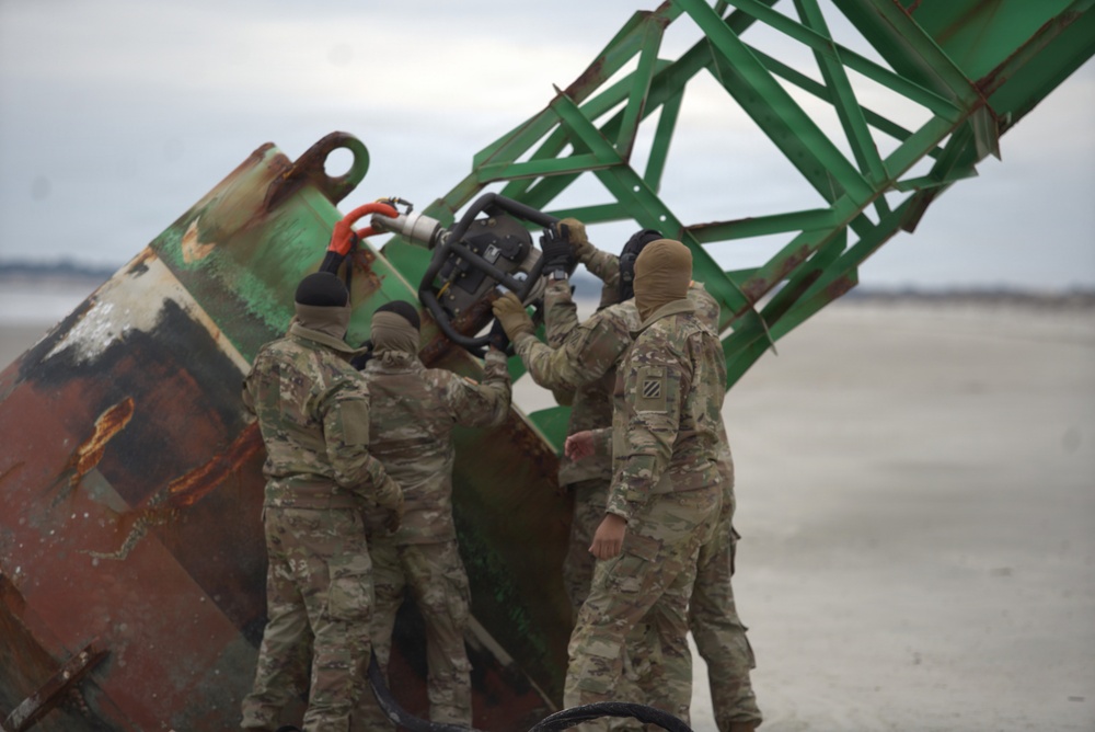 3rd Infantry Division conducts air movement buoy operation with Coast Guard