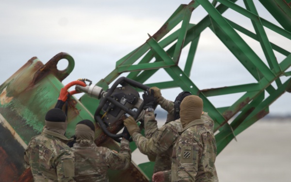 3rd Infantry Division conducts air movement buoy operation with Coast Guard