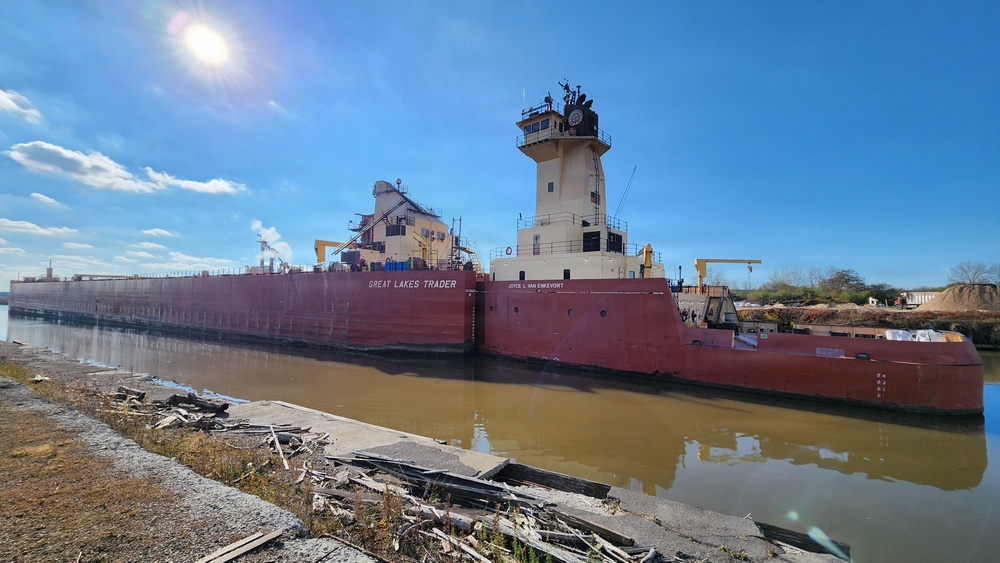 Great Lakes Trader Unloads Sand at Buffalo Dock