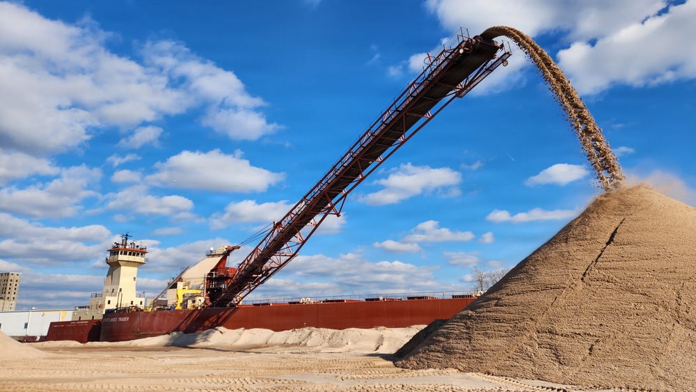 Great Lakes Trader Unloads Sand at Buffalo Dock