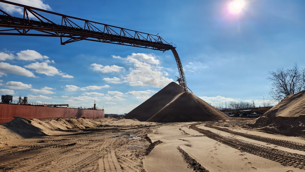 Great Lakes Trader Unloads Sand at Buffalo Dock