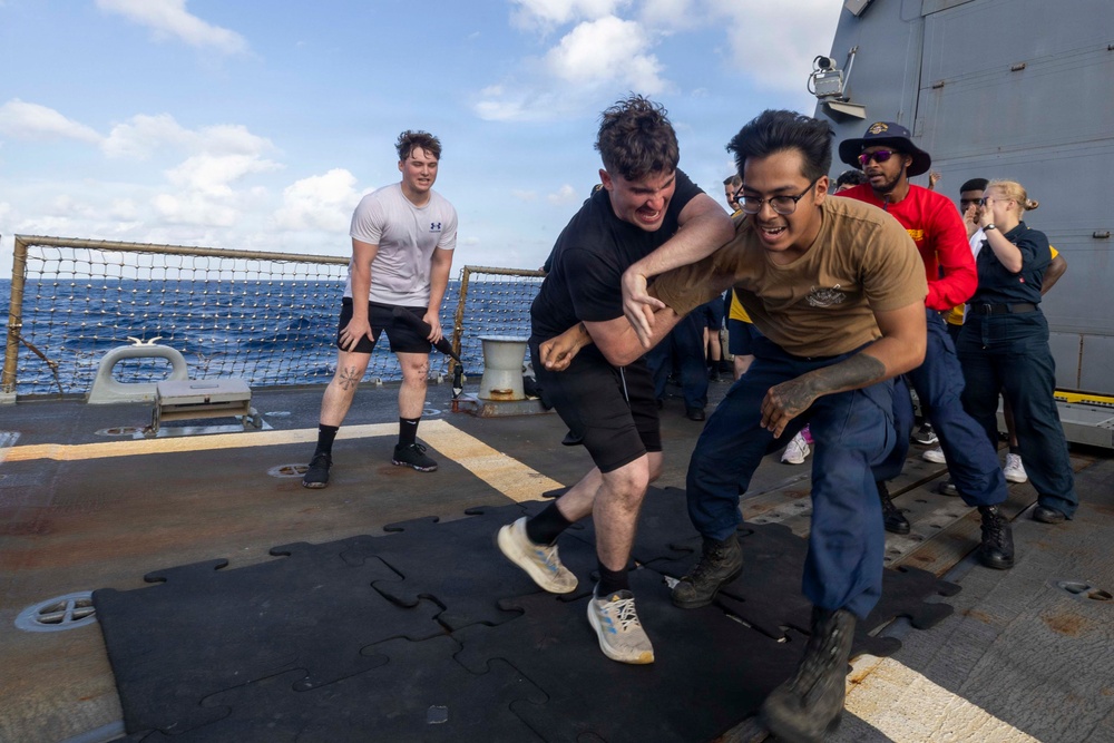 USS Michael Murphy Sailors conduct SRF training