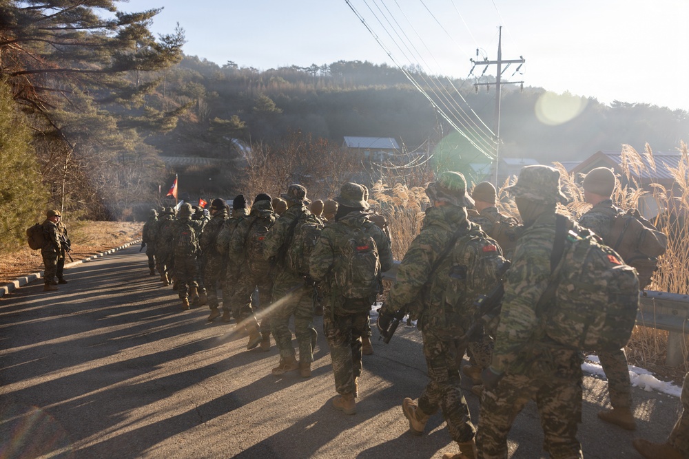 Korea Viper 26.1 | V16 Conducts 20k Hike up Elevation Alongside ROK Marines