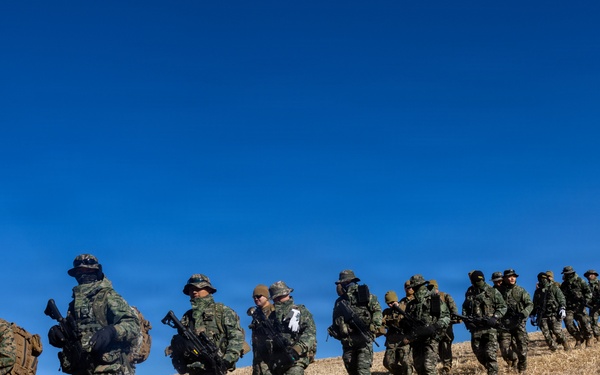 Korea Viper 26.1 | V16 Conducts 20k Hike up Elevation Alongside ROK Marines