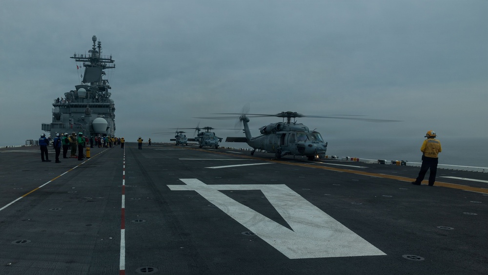 11th MEU Marines, Sailors Conduct Deck Landing Qualifications Aboard USS Boxer
