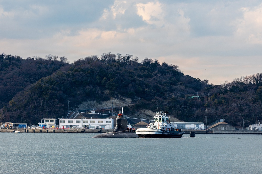USS Seawolf (SSN 21) arrives at Fleet Activities Yokosuka