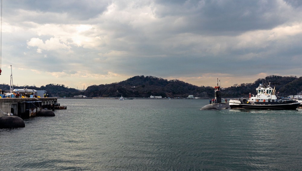 USS Seawolf (SSN 21) arrives at Fleet Activities Yokosuka