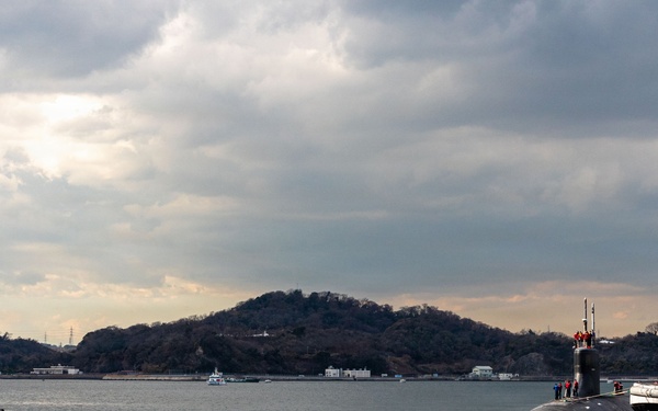 USS Seawolf (SSN 21) arrives at Fleet Activities Yokosuka