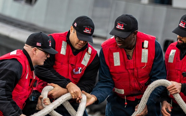USS Seawolf (SSN 21) arrives at Fleet Activities Yokosuka