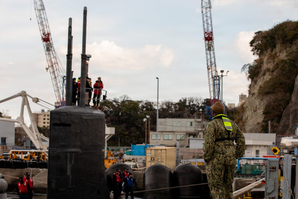 USS Seawolf (SSN 21) arrives at Fleet Activities Yokosuka
