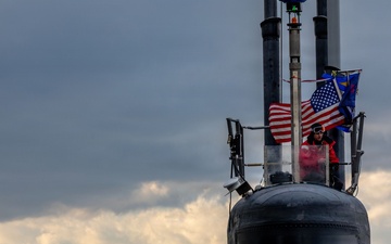 USS Seawolf (SSN 21) arrives at Fleet Activities Yokosuka