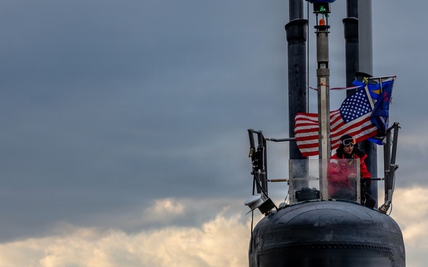 USS Seawolf (SSN 21) arrives at Fleet Activities Yokosuka