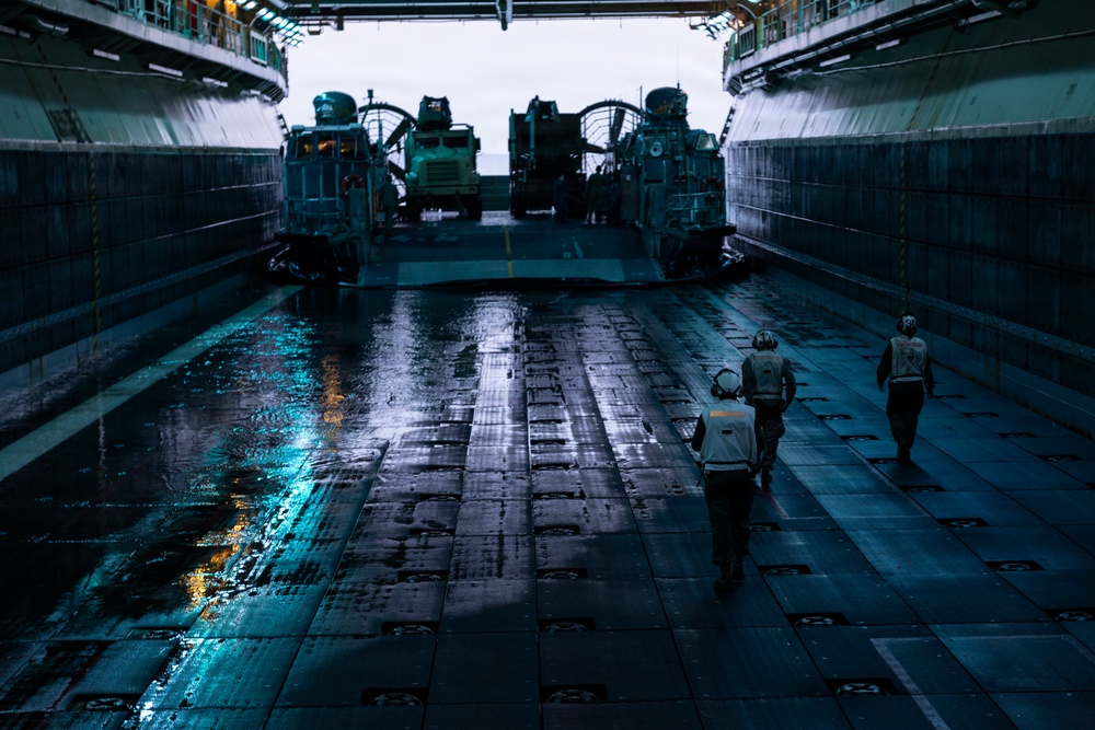 11th MEU Marines, Sailors Conduct Ship to Shore Operations Aboard USS Boxer