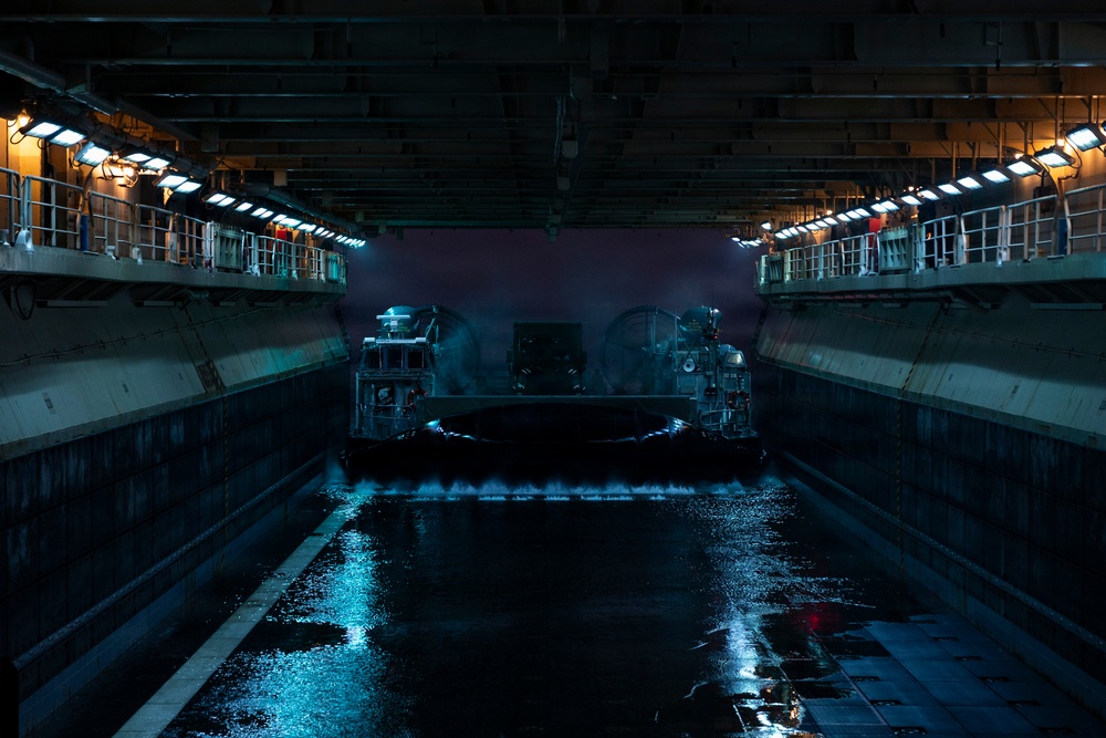 11th MEU Marines, Sailors Conduct Ship to Shore Operations Aboard USS Boxer