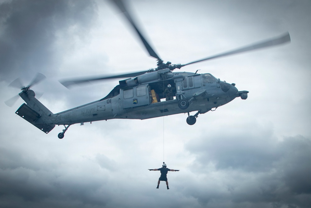 HCS 25 Conducts Dynamic Hoisting Exercises Aboard USS Tripoli